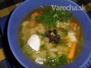 Orientálna zeleninová polievka s cícerom a čerstvým koriandrom