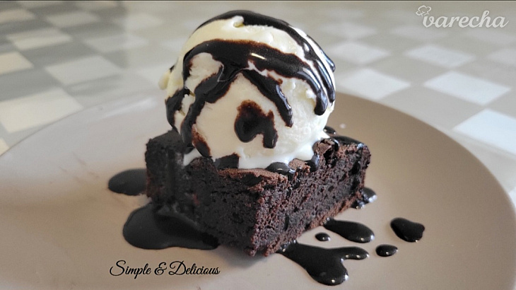Brownies sundae - čokoládové brownies s vanilkovou zmrzlinou (videorecept)