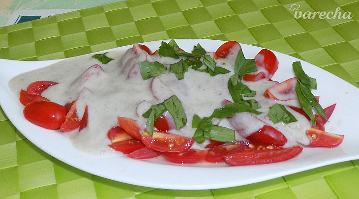 Paradajkový šalát s banánovou zálievkou (fotorecept)