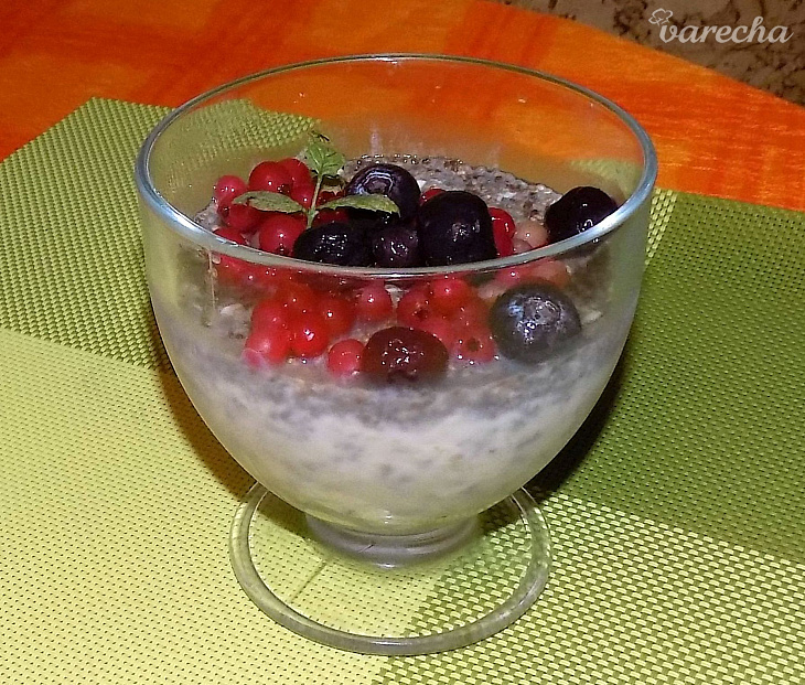 Vločkovo-čokoládový pohár s chia semienkami na raňajky (fotorecept)