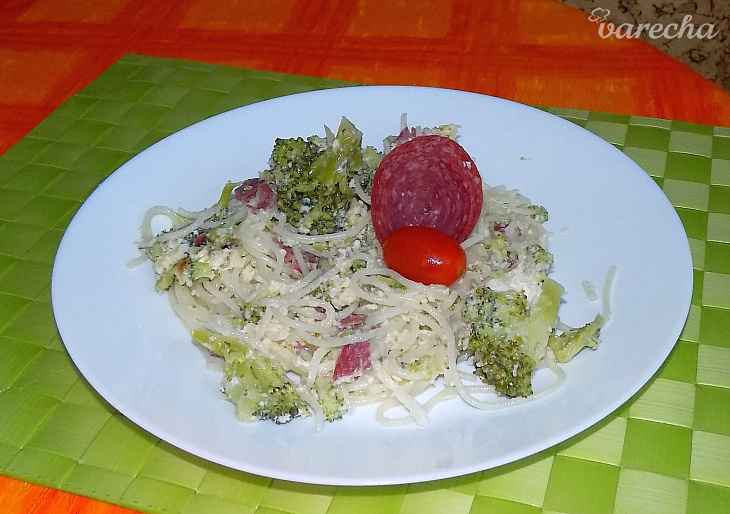 Špagety s brokolicou a salámou (fotorecept)