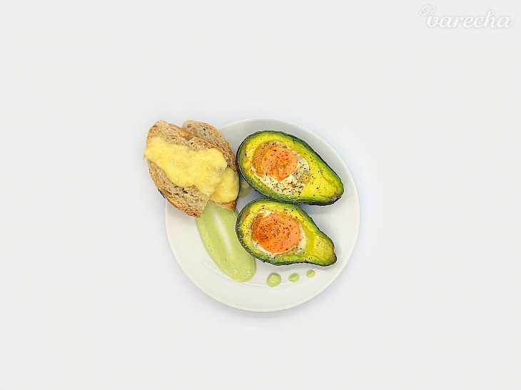 Vajíčka v avokáde, ananás v masle a koriandrová omáčka (videorecept)