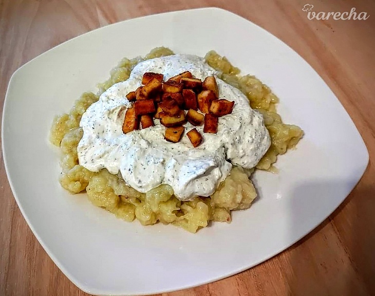 Halušky s vegánskou „bryndzou “ a „slaninou“