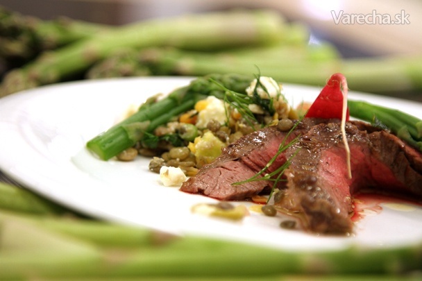 Šťavnatý flank steak s grilovanou zeleninou (fotorecept)