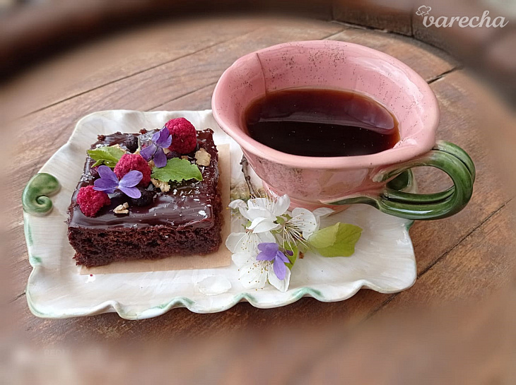Jednoduchý grankový koláč s čokoládovou polevou