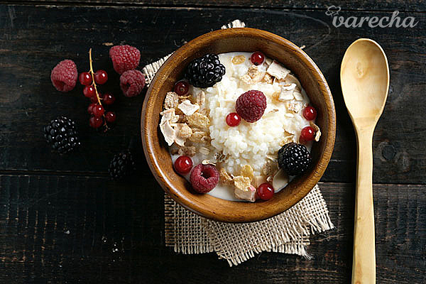 Raňajková ryža s ovseným mliekom, müsli a lesným ovocím