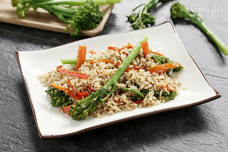 Hnedá ryža s restovanou zeleninou