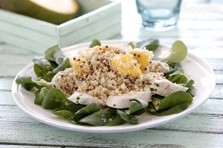 Quinoa, kuracie prsia a mango šalát