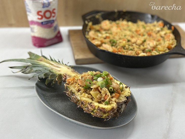 Pražená ryža v ananáse