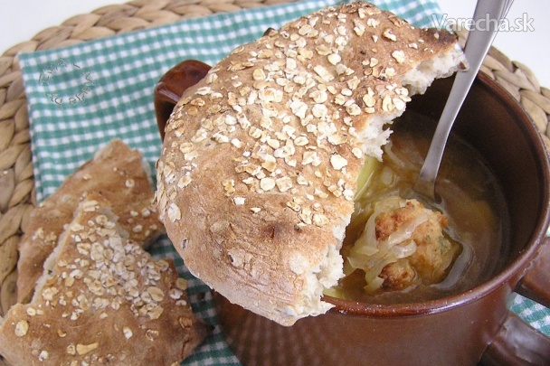 Mäsová polievka pod chlebovou krustou (fotorecept)