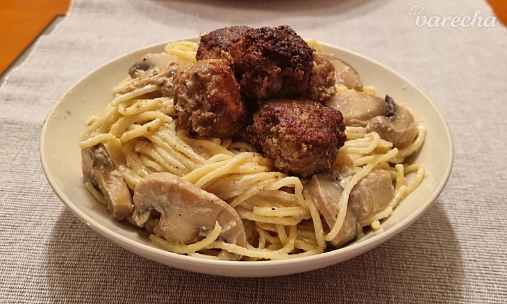 Špagety so syrovo-šampiňónovou omáčkou a s mäsovými guľkami (fotorecept)