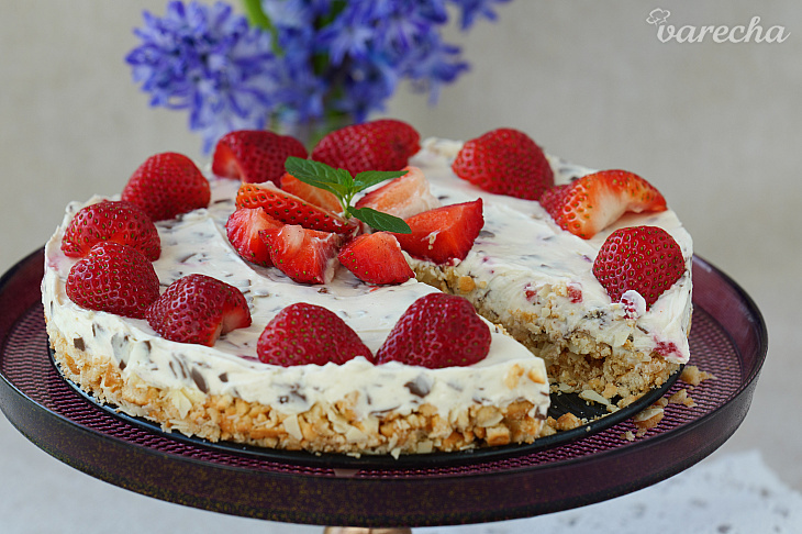 Nepečená jahodová stracciatella torta (videorecept)