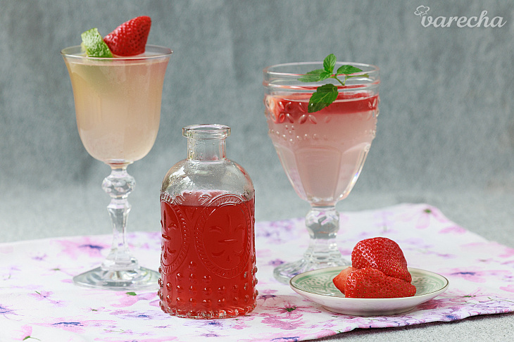 Stopky z jahôd už nikdy nevyhadzujte. Spravte z nich tento jednoduchý sirup (videorecept)