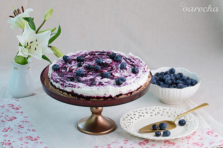 Nepečený jogurtovo-čučoriedkový cheesecake s korpusom zo suchárov (videorecept)