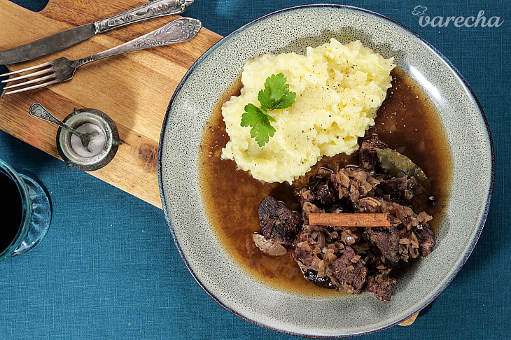 Super jednoduchý hovädzí guláš so sušenými slivkami. Urobí sa v rúre skoro sám (videorecept)