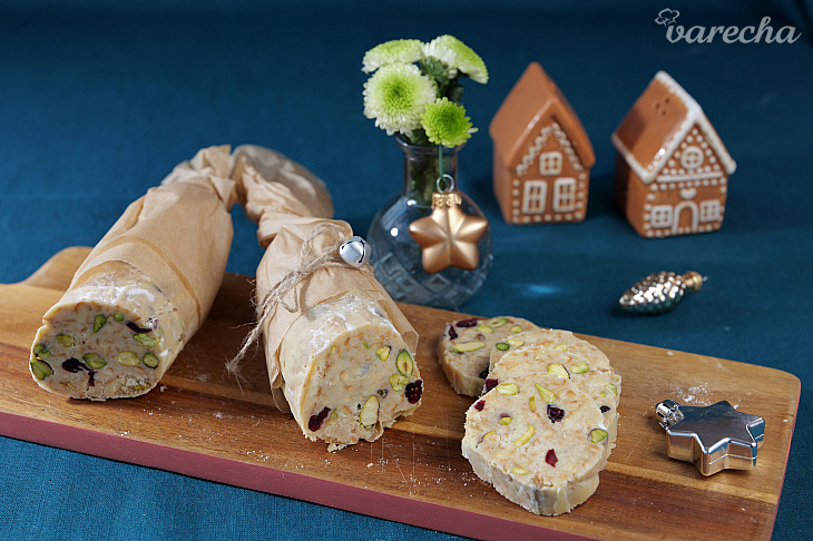 Biela čokoládová saláma, jednoduchá cukrovinka, ktorú zvládne každý (videorecept)