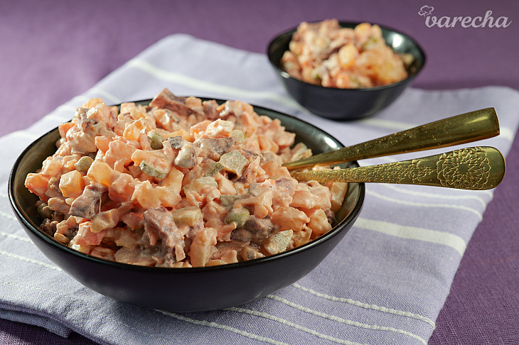 Vianočný zemiakový šalát s cviklou plný chuti a farieb (videorecept)