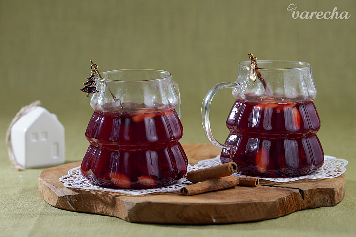 Nealkoholický brusnicový punč s mandľami...