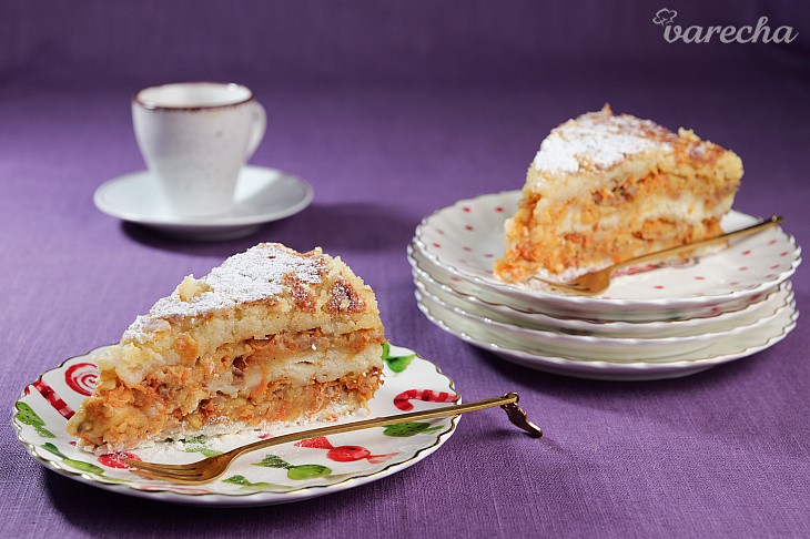 Sypaný krupicový koláč s jablkami a mrkvou...