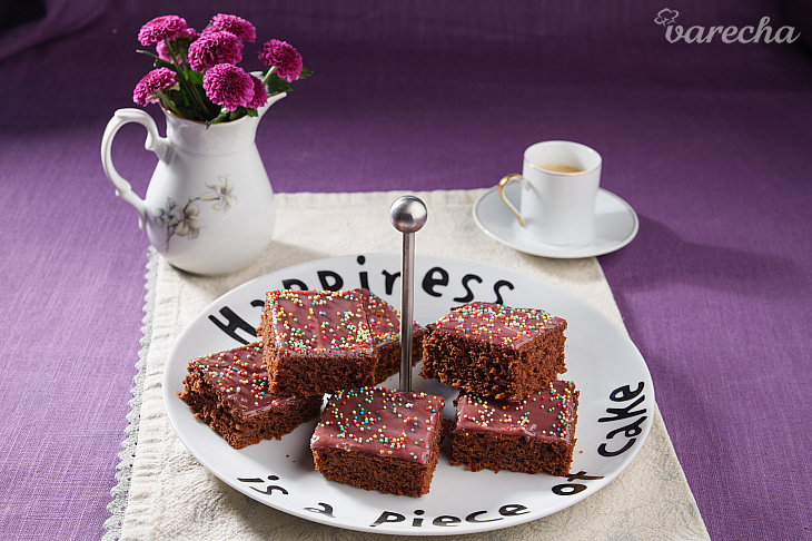 Ružová poleva, farebná posýpka, veselý čokoládový koláč nielen na fašiangy (videorecept)