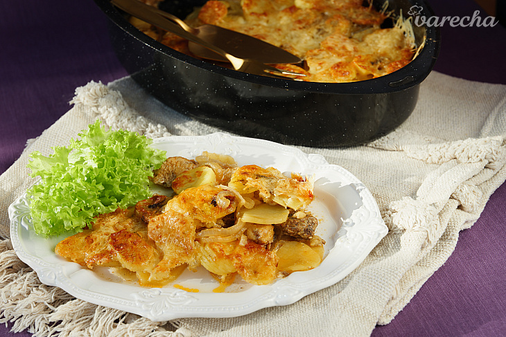 Zapekané morčacie prsia so zemiakmi pod syrovou perinou. Minimum riadu, maximum chuti