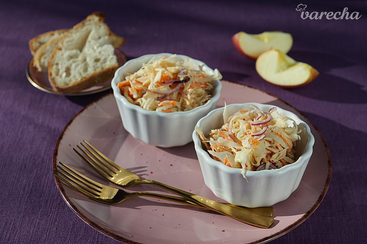 Svieži šalát Coleslaw s jablkami a medom....