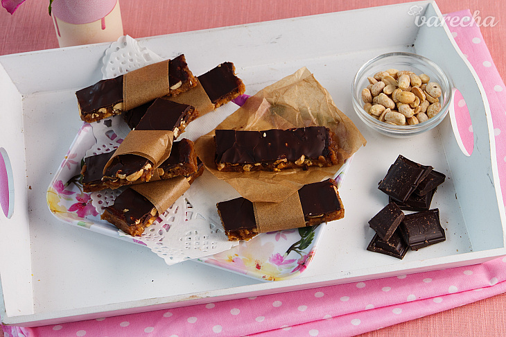 Arašidové tyčinky s „karamelom“ bez cukru, zdravšie a lepšie než z obchodu (videorecept)