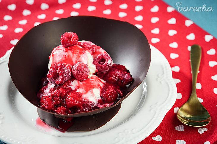 Horúca láska, luxusný malinový dezert v domácich čokoládových miskách
