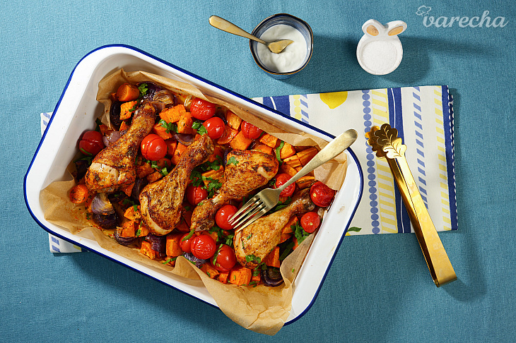 Pečené bataty s kuracími stehienkami a bylinkami. Farebný voňavý obed z jedného pekáča (videorecep