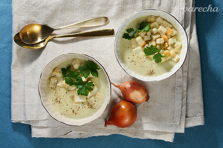 Krémová cibuľová polievka so zemiakmi. Taká hustá a jemná, že nebudete chcieť inú (videorecept)