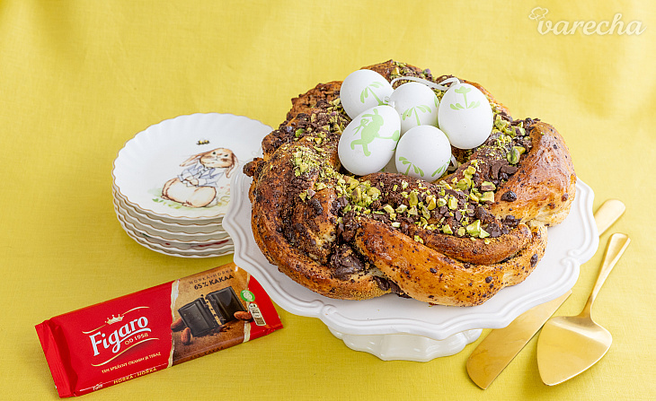 Čokoládový veľkonočný veniec s pistáciami (videorecept)