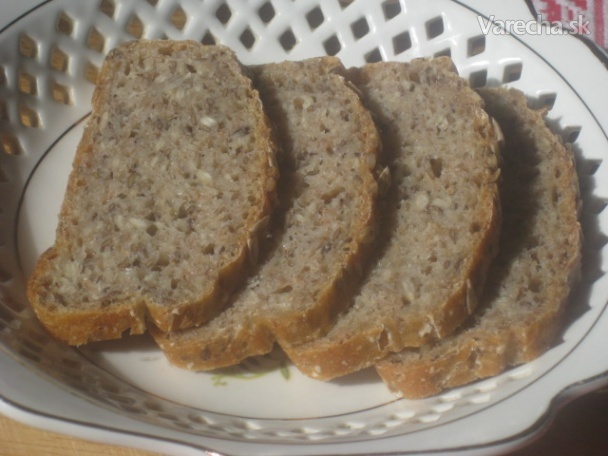 Celozrnný špaldovo-ražný chlieb s ražnými vločkami (fotorecept)