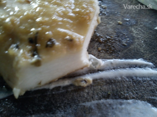 Kuracie prsia v medovej marináde s cesnakovým dresingom a pečenými zemiačkami