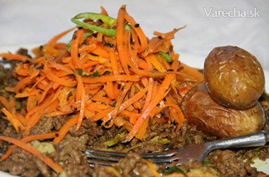 Indický mrkvový salát servírovaný na mletém mase na kari (fotorecept)