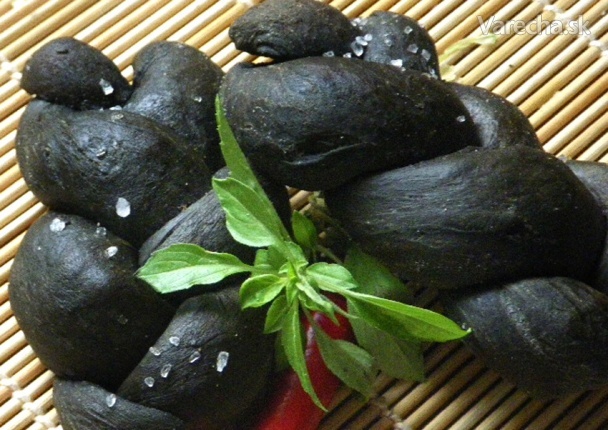Černé pletenky plněné chilli pastou a papričkama
