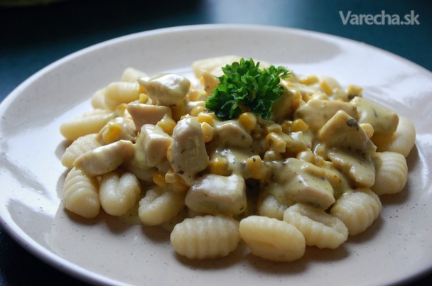 Gnocchi s omáčkou z kuracieho mäsa a bazalkového pesta