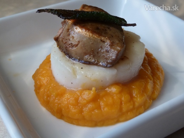 Mušle sv. Jakuba na tekvicovo-medovom kréme a foie gras so šalviou opečenou na masle (fotorecept)