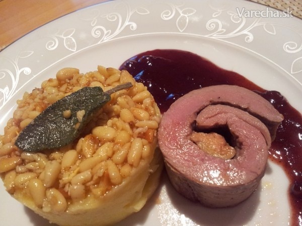 Balotínka z kačacích pŕs s foie gras, zemiakové pyré so šalviovými píniovými orieškami a brusnicami