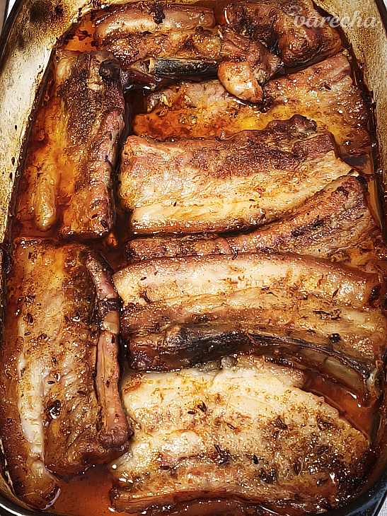 Pečený bôčik nakrájaný na plátky