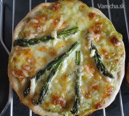 Pizza so zelenou špargľou a mozzarellou (fotorecept)