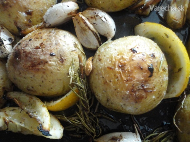 Recept - Pečené zemiaky s rozmarínom, citrónom a cesnakom 