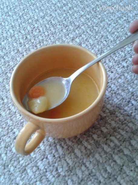 Jemná zeleninová polievka so skrytým petržlenom