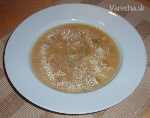 Polievka s cuketou a cícerom