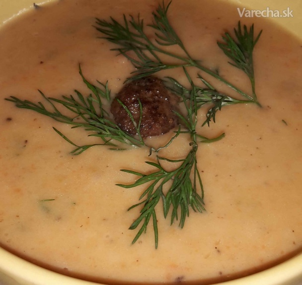 Krémová zeleninová polievka s klobásovými knedličkami