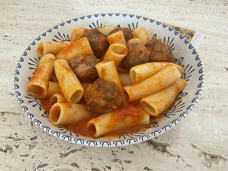 Cestoviny s paradajkovou omáčkou a mäsovými guľkami (fotorecept)