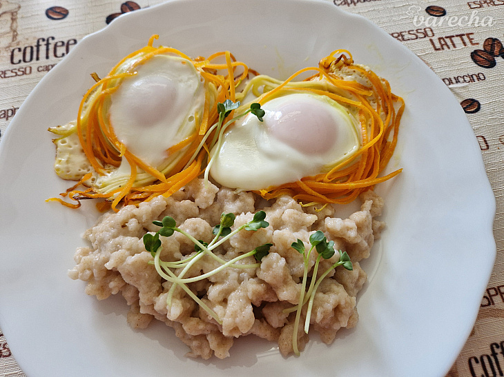 Cuketovo-mrkvové hniezda s vajíčkom a kalerábovými haluškami (fotorecept)