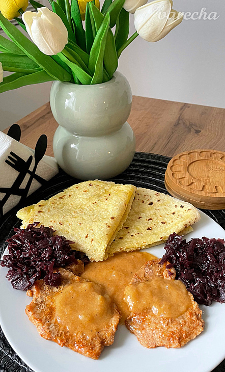 Krkovička s červenou kapustou a lokšou