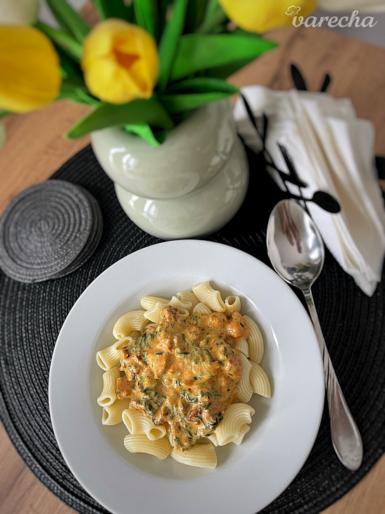 Cestoviny s kuracím mäsom, sušenými paradajkami a špenátom (fotorecept)