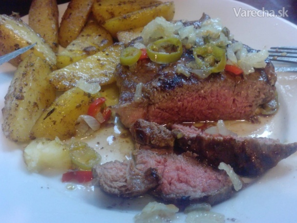 Pikantný steak s opekanými zemiakmi (fotorecept)