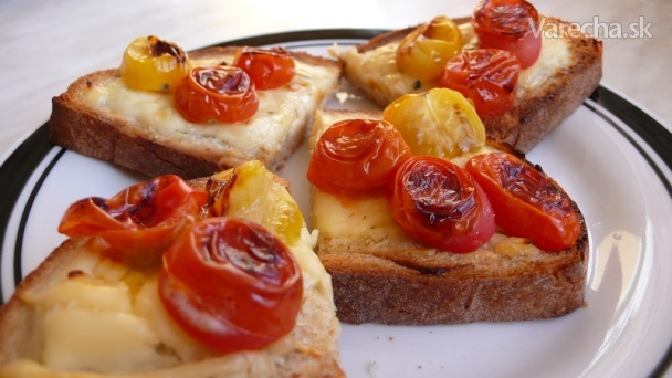 Zapečený chlieb so syrom a cherry paradajkami